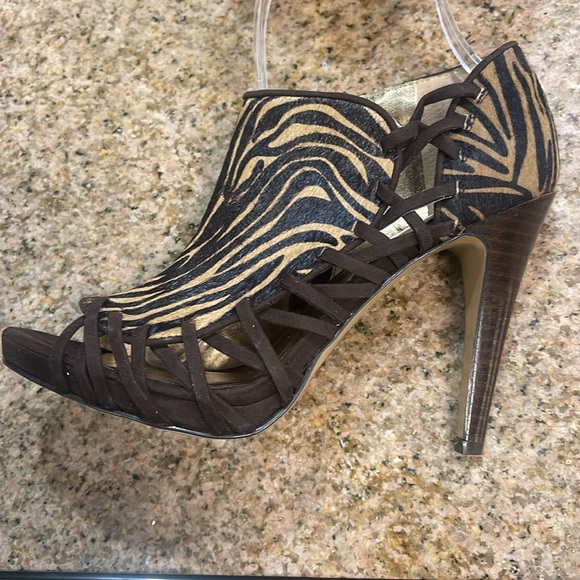 Seeing Double?? Yes…two pairs of Nine West cowhide peeptoe heels!! - Picture 3 of 6
